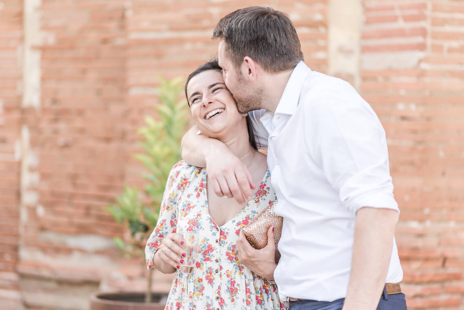Photographe de mariage au Domaine de Rochemontès - photo volée des invités pendant le vin d'honneur