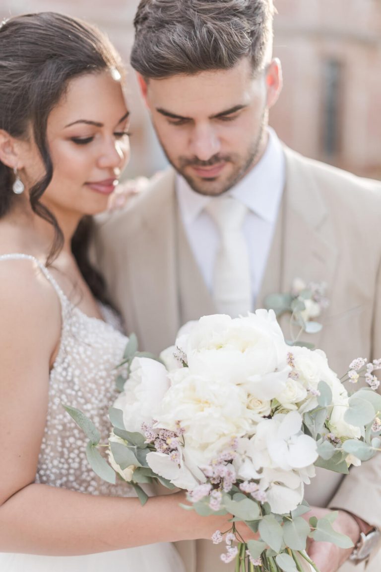 Photographe de mariage au Domaine de Rochemontès - les mariés et le bouquet blanc