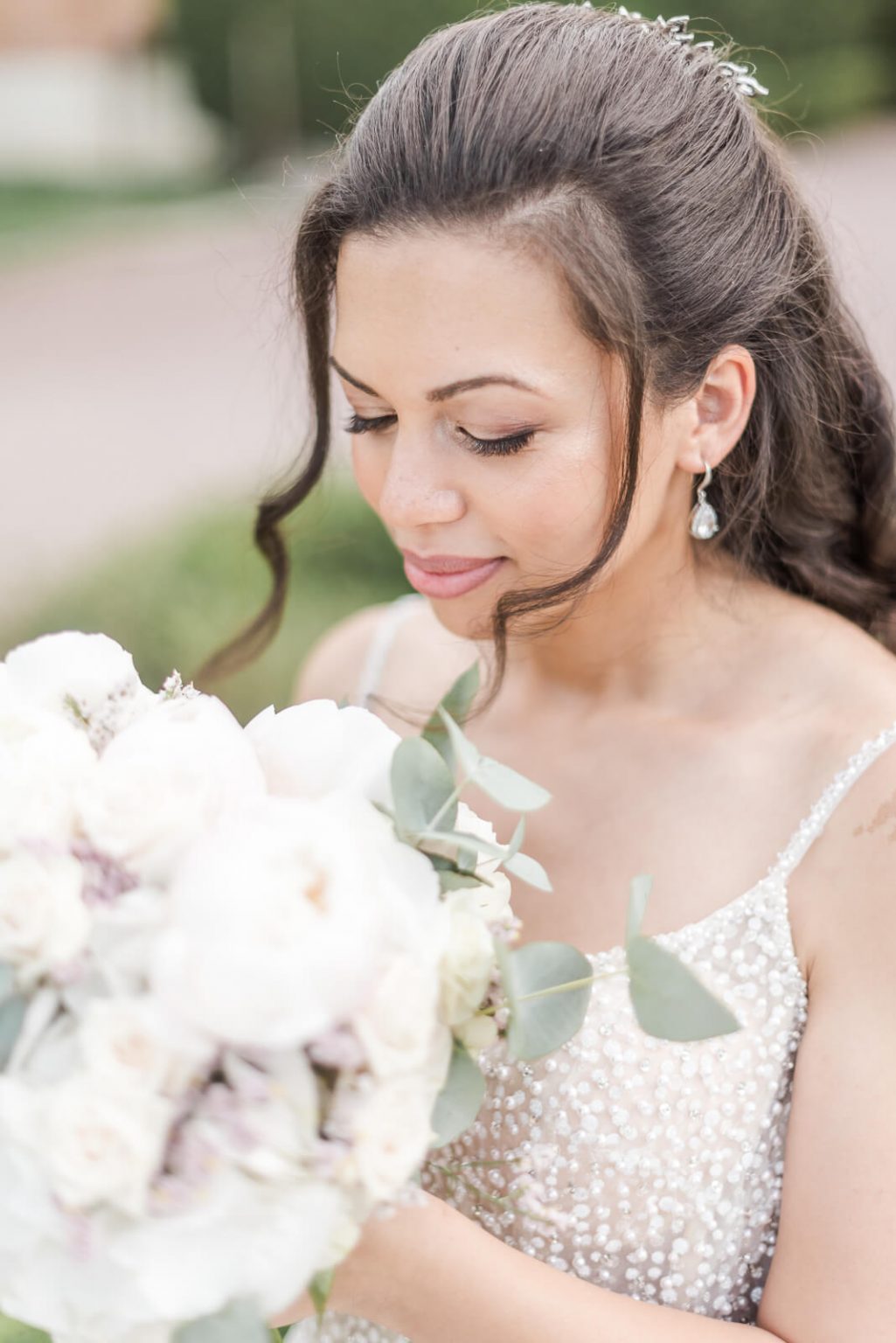 Photographe de mariage au Domaine de Rochemontès - la mariée et son bouquet