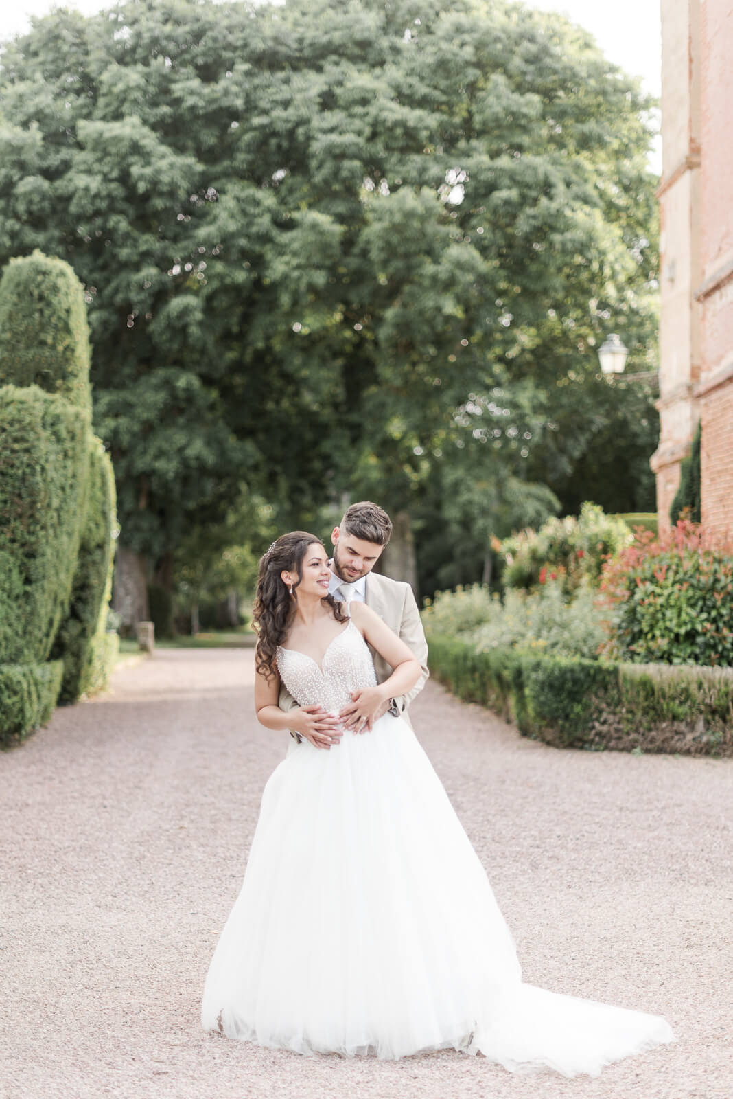 Photographe de mariage au Domaine de Rochemontès - les mariés devant le Château