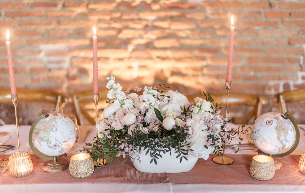 Photographe de mariage au Domaine de Rochemontès - décoration de table rose et or