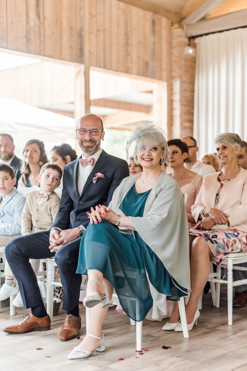 Photographe de mariage au Manoir du Thouron - les parents des mariés à la cérémonie laïque