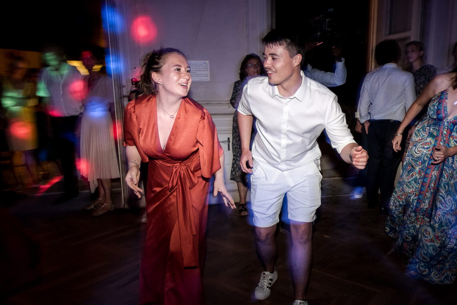 Photographe de mariage au Château de Chalabre - photo des invités qui dansent pendant la soirée