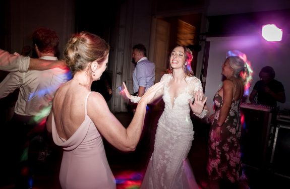Photographe de mariage au Château de Chalabre - photo des invités qui dansent pendant la soirée