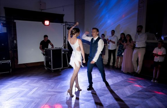 Photographe de mariage au Château de Chalabre - photo de l'ouverture de bal des mariés