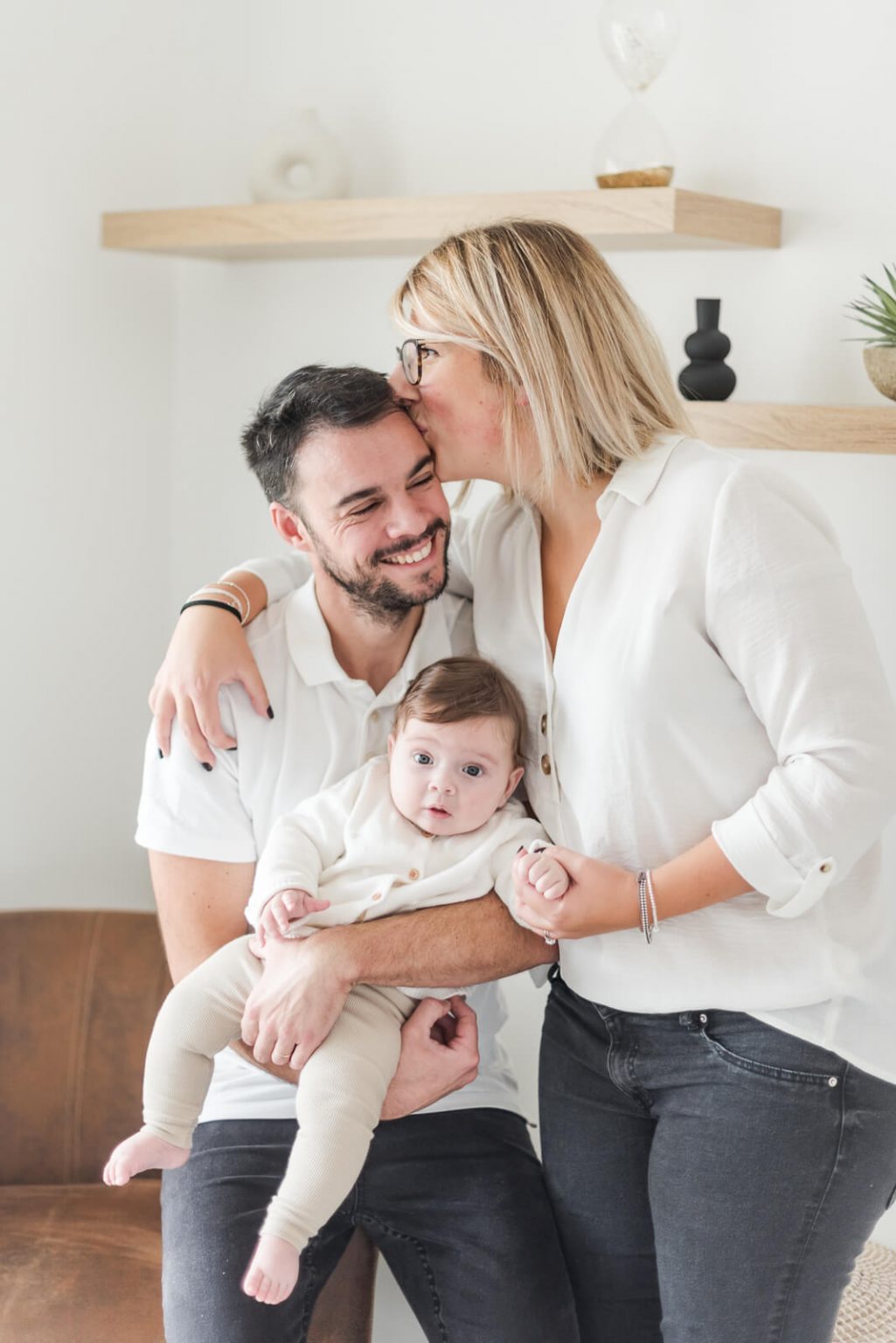 Photographe de naissance à domicile Montauban - photo de bébé de 4 mois avec ses parents