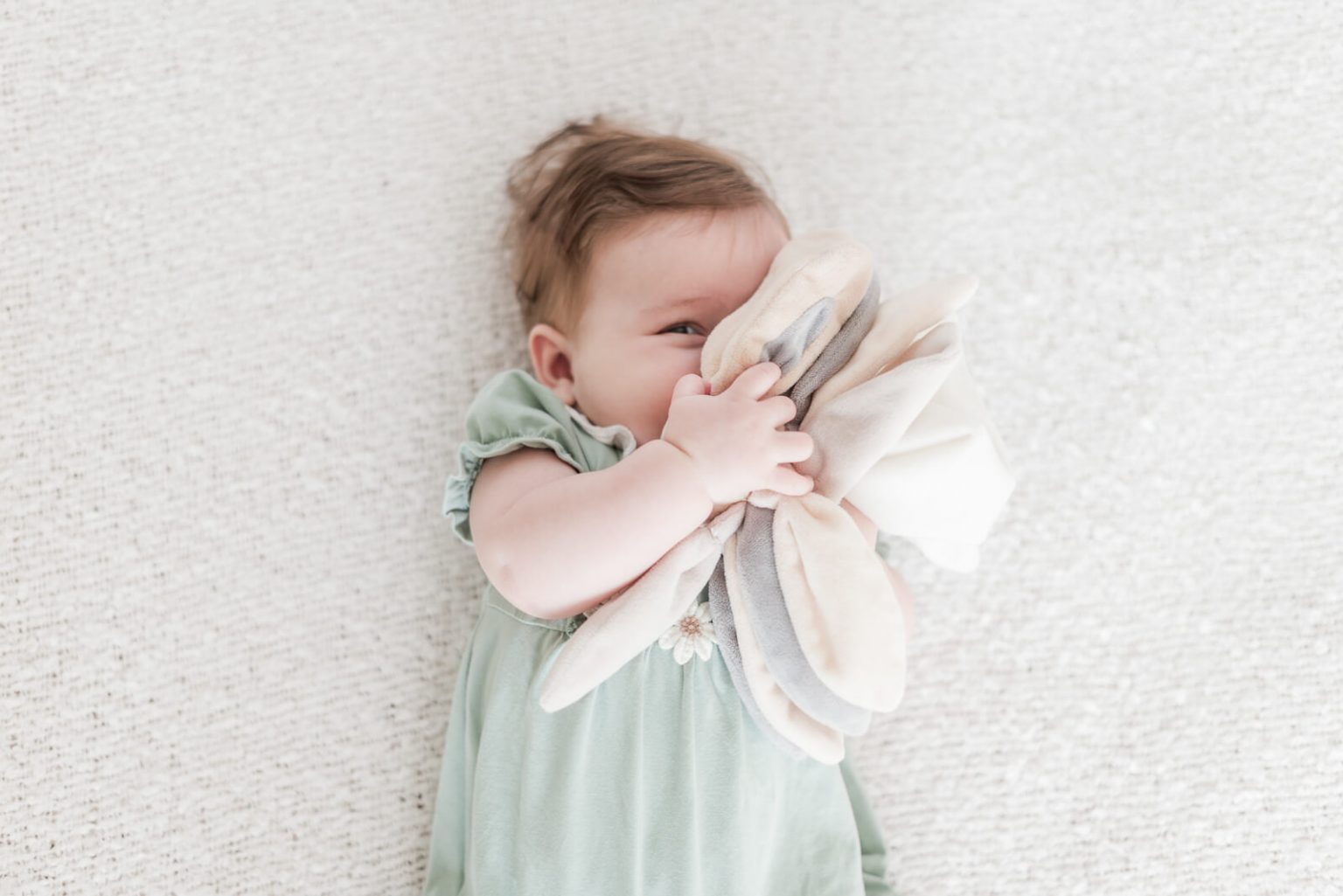Photographe de naissance à domicile Montauban - photo de bébé de 4 mois avec son doudou