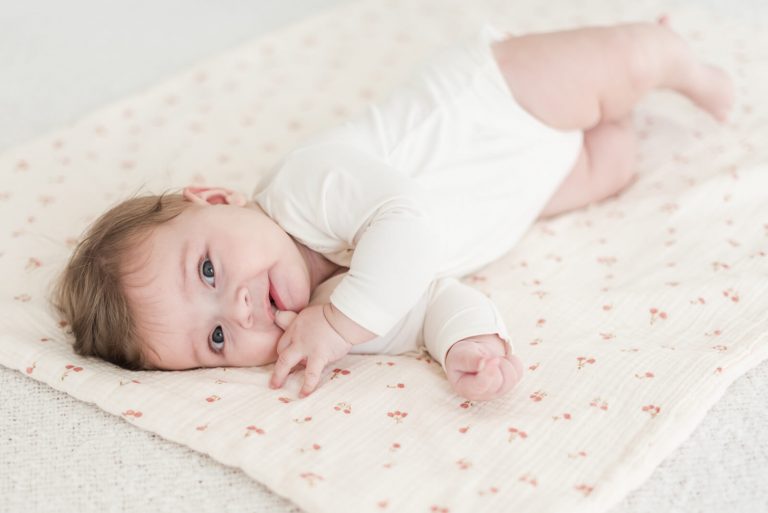 Photographe de naissance à domicile Montauban - photo de bébé de 4 mois se retournant