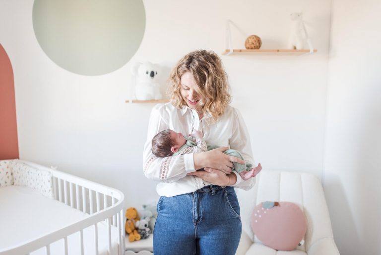 Photographe de naissance à domicile Toulouse - photo de bébé dans les bras de maman