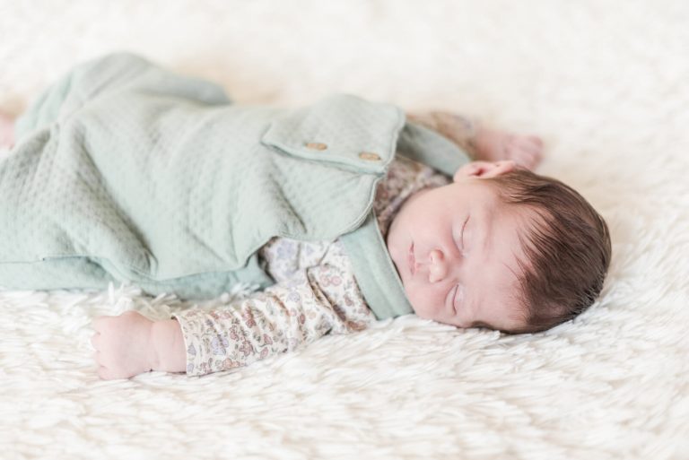 Photographe de naissance à domicile Toulouse - photo de bébé de un mois endormie