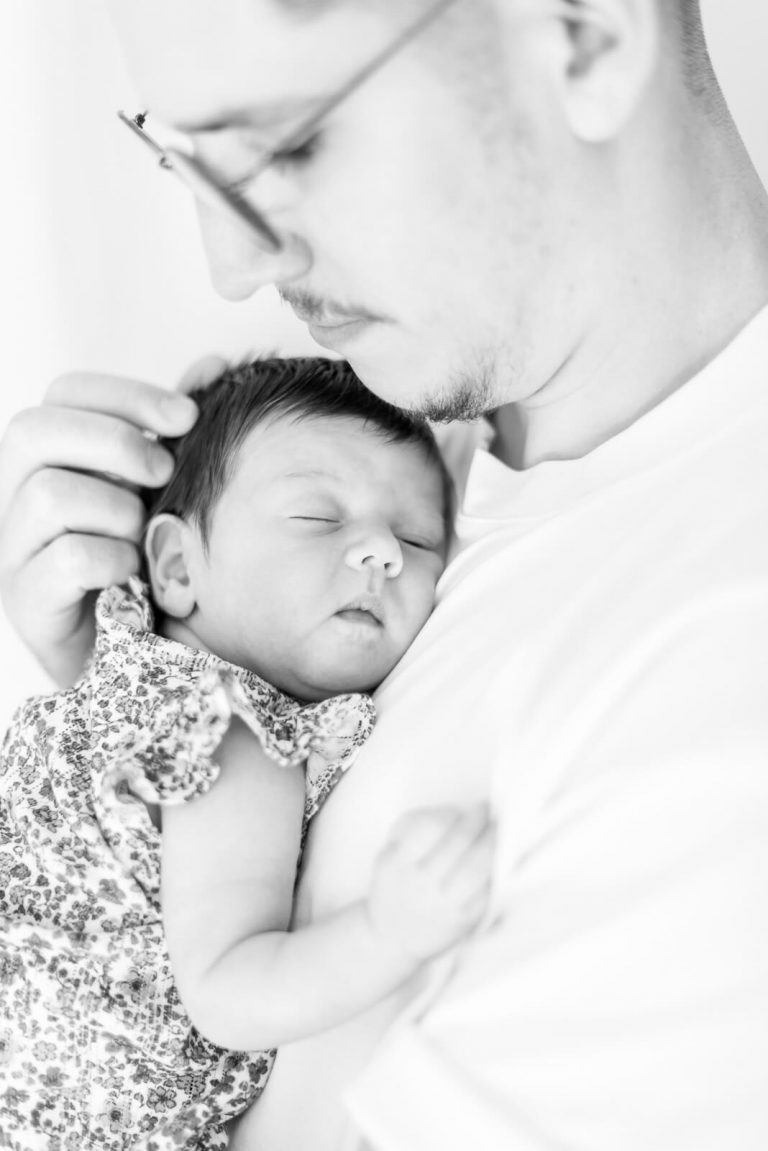 Photographe de naissance à domicile Toulouse - photo de bébé de 15 jours dans les bras de papa