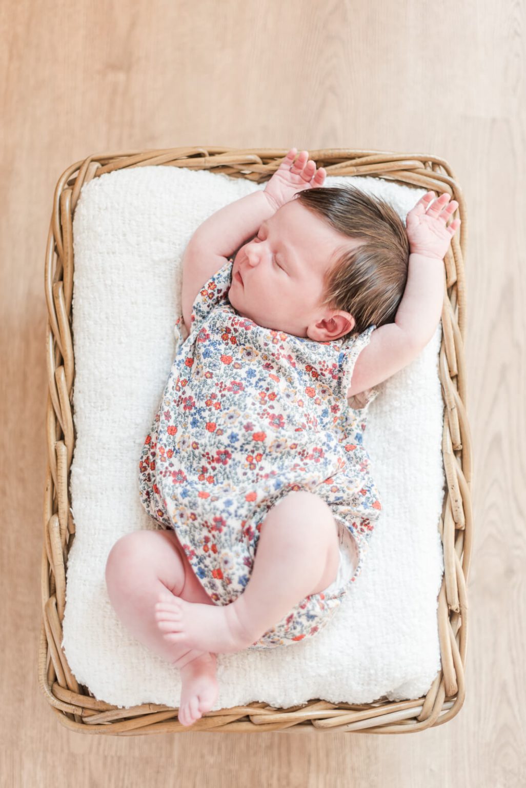 Photographe de naissance à domicile Toulouse - photo de bébé de 15 jours endormis dans un panier