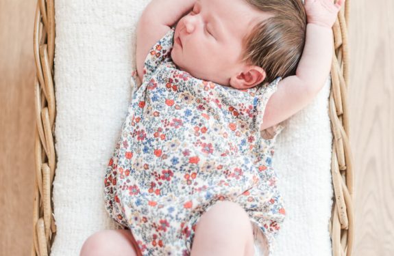 Photographe de naissance à domicile Toulouse - photo de bébé de 15 jours endormis dans un panier
