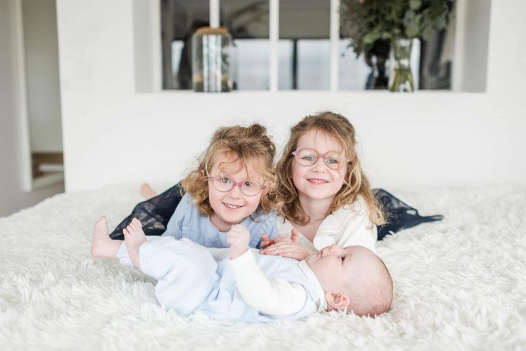 Photographe de naissance à domicile Toulouse - photo de bébé 3 mois avec ses sœurs