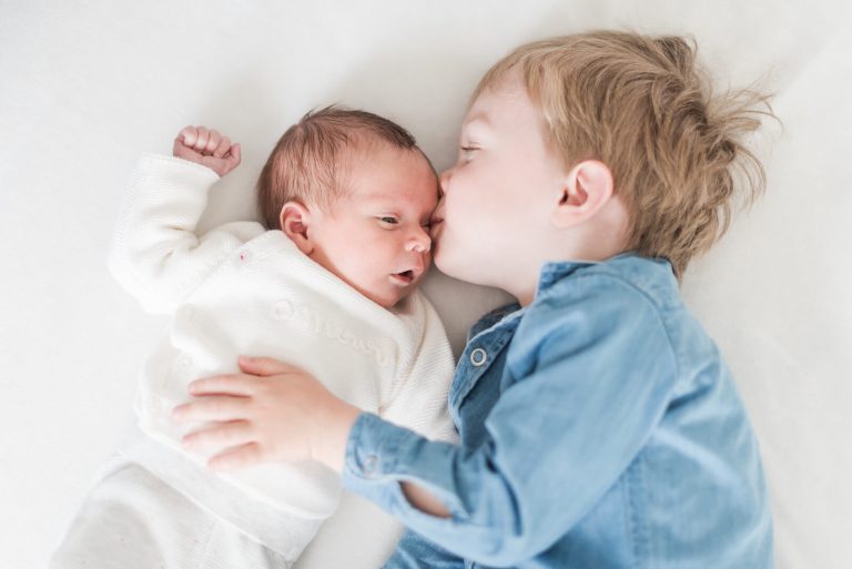 Photographe de naissance à domicile Toulouse - photo de bébé et son grand frère