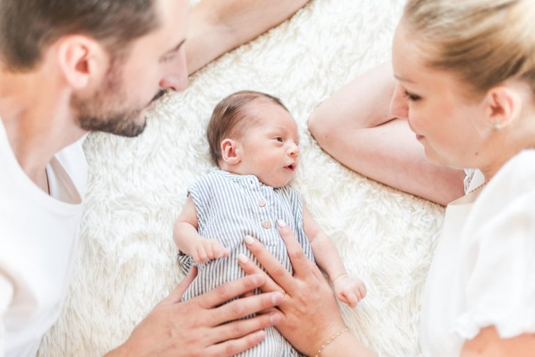 Photographe de naissance à domicile Toulouse - photo de bébé entouré de ses parents