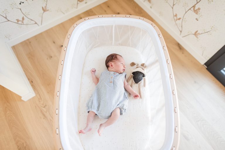 Photographe de naissance à domicile Toulouse - photo de bébé de 15 jours dans son berceau