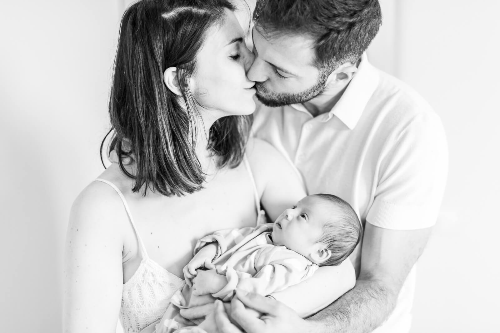 Photographe de naissance à domicile Toulouse - photo de famille en noir et blanc