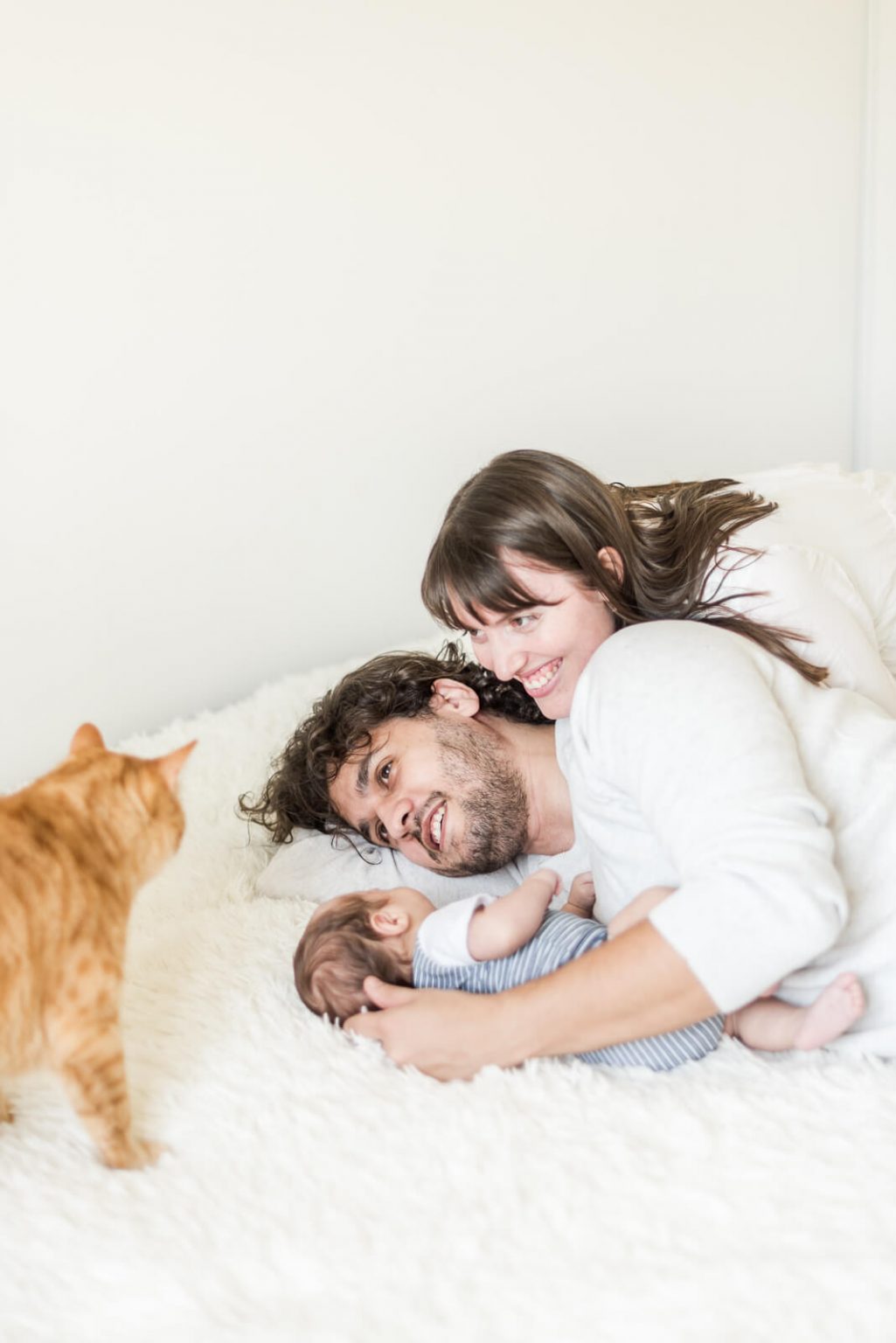 Photographe de naissance à domicile Toulouse - photo de famille avec le chat
