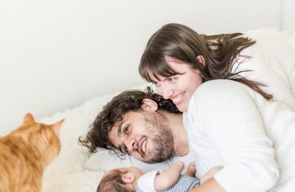 Photographe de naissance à domicile Toulouse - photo de famille avec le chat
