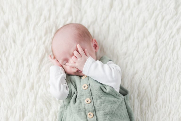 Photographe de naissance à domicile Toulouse - photo de bébé de un mois qui se réveille