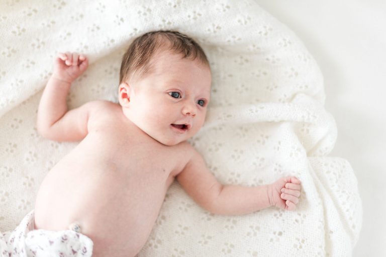 Photographe de naissance à domicile Toulouse - séance photo de bébé de 15 jours