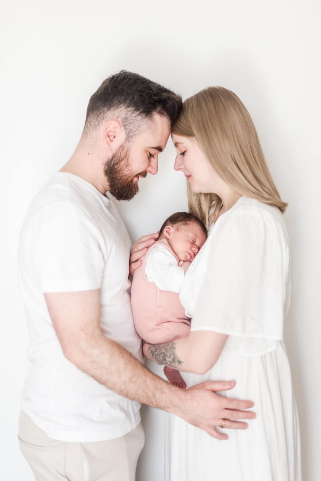 Photographe de naissance à domicile Toulouse - séance photo de bébé de 15 jours avec ses parents