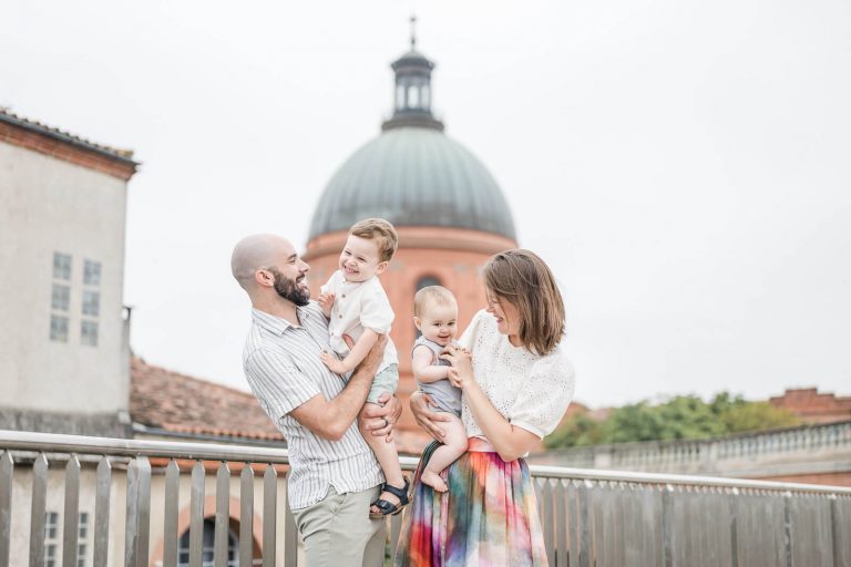Séance photo de famille lumineuse au Dôme de la Grave à Toulouse