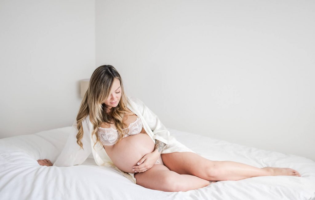 Séance photo de grossesse lumineuse en studio à Toulouse