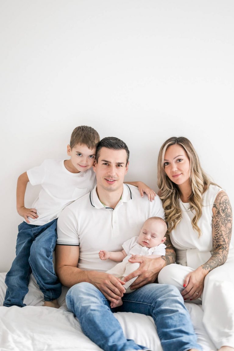 Séance photo de naissance lumineuse en studio à Toulouse