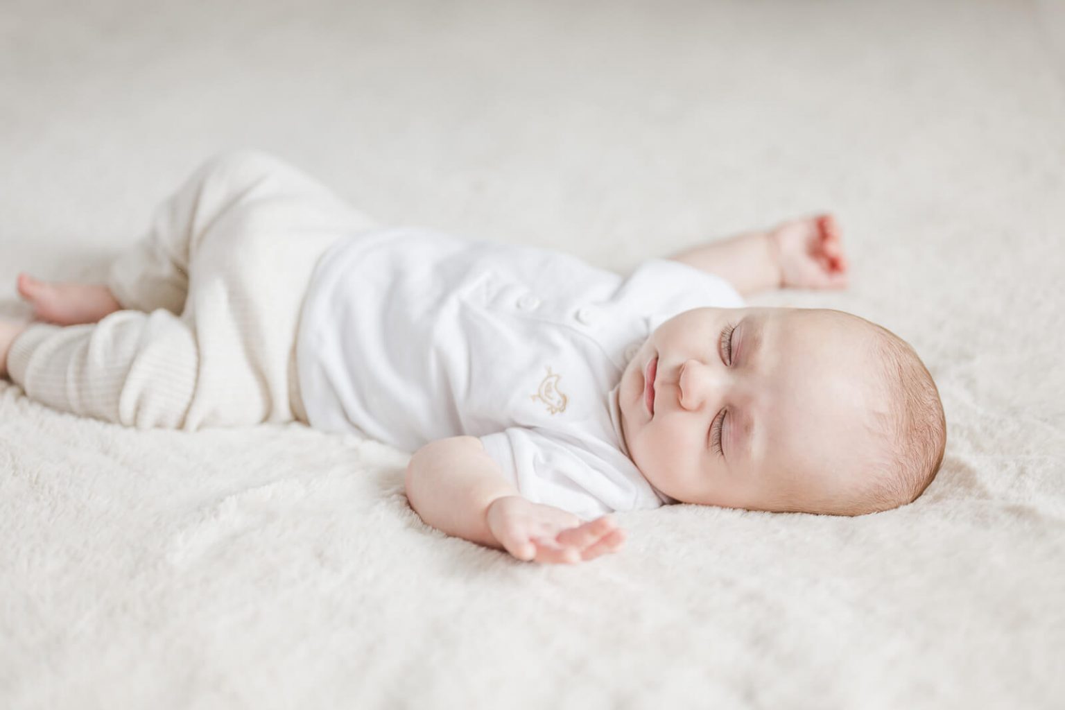Séance photo de naissance lumineuse en studio à Toulouse