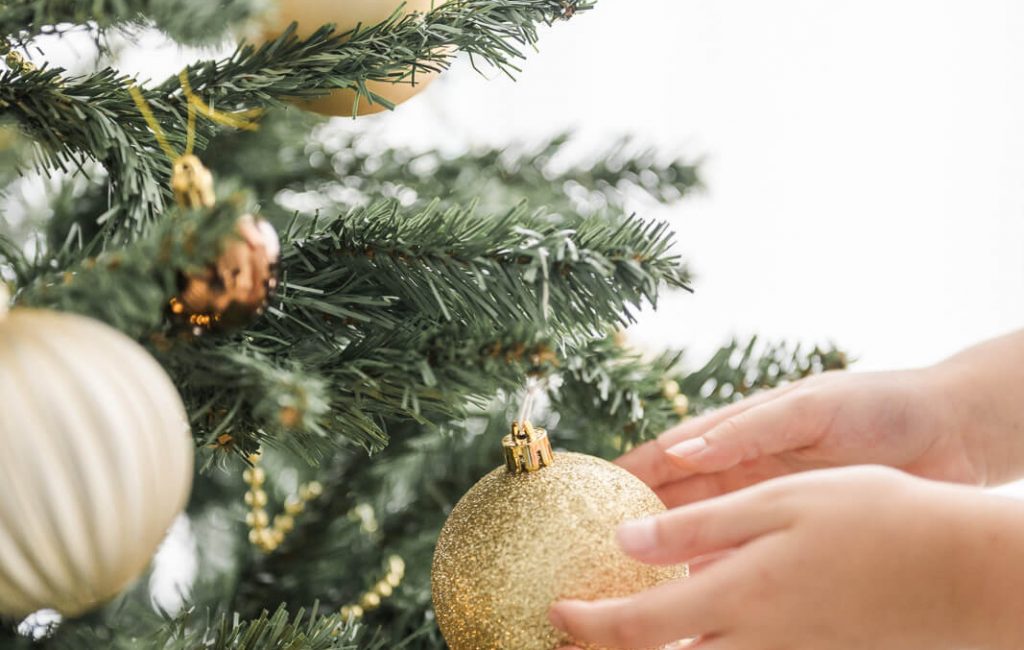 Décor de séance photo de Noël en studio en lumière naturelle à Toulouse