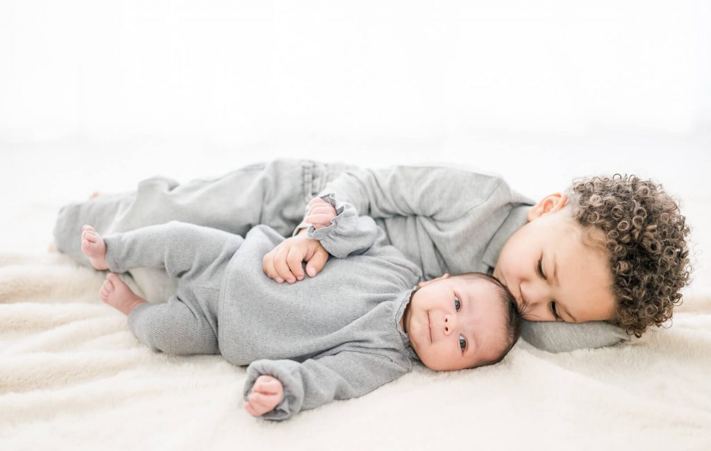 Séance photo en studio en famille en lumière naturelle à Toulouse