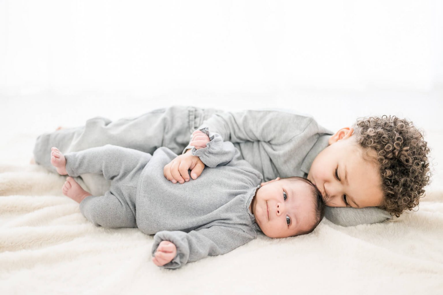 Séance photo en studio en famille en lumière naturelle à Toulouse