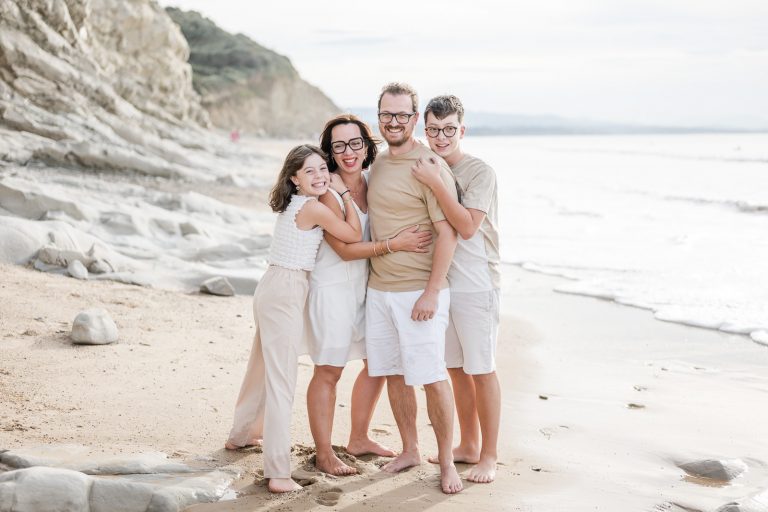 Photographie de famille sur la plage au Pays Basque au coucher de soleil