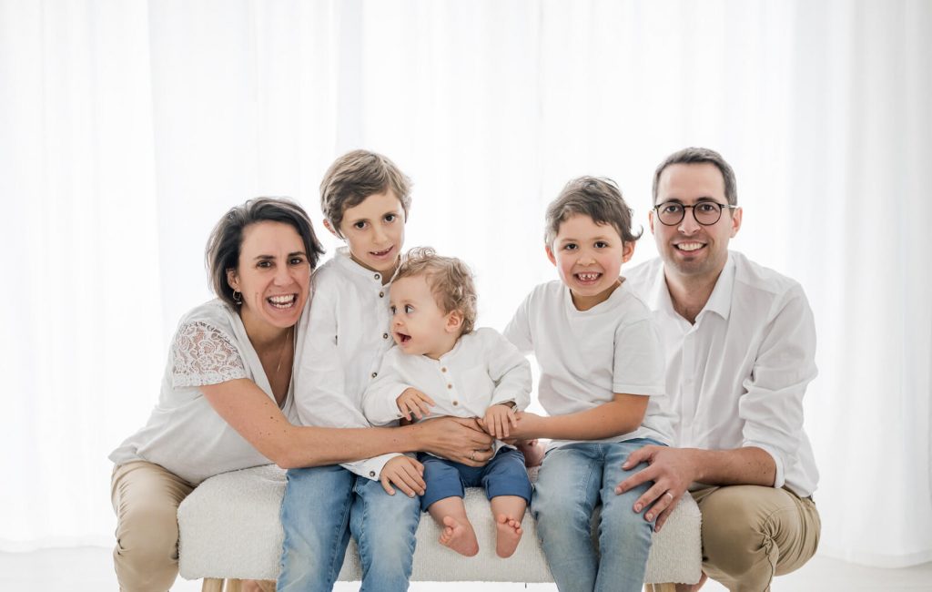 Séance photo en studio en famille en lumière naturelle à Toulouse