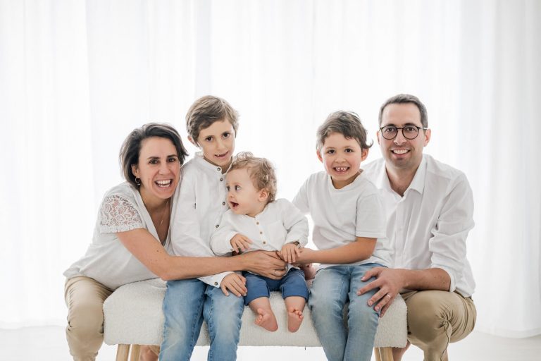 Séance photo en studio en famille en lumière naturelle à Toulouse