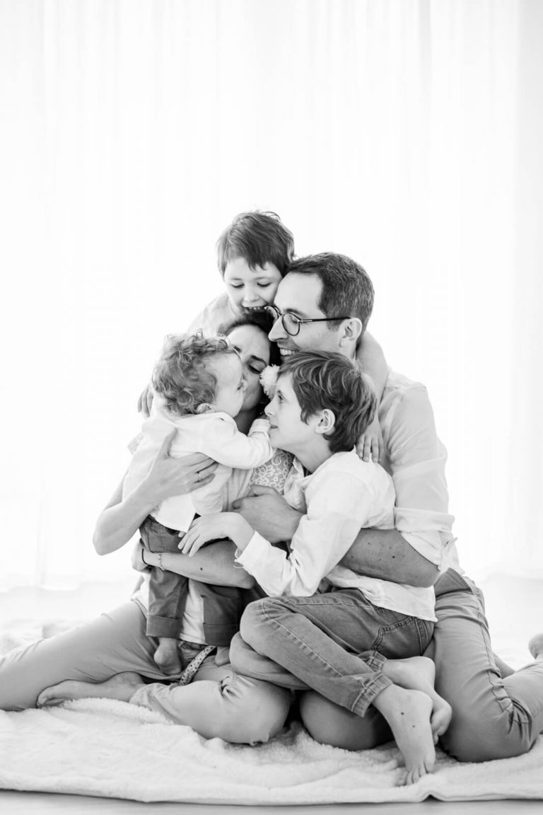 Photographie de famille naturelle et joyeuse en studio à Toulouse