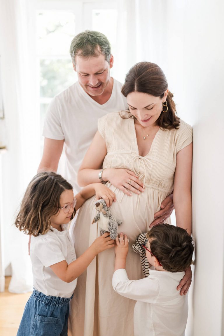 Séance photo de grossesse naturelle avec les ainés à domicile à Toulouse