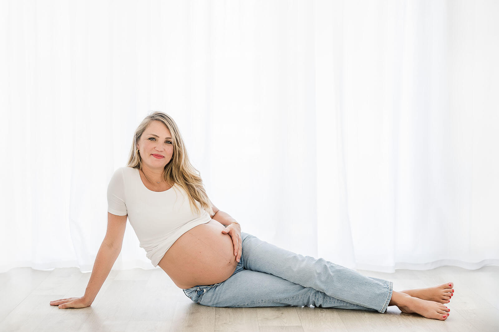 Séance photo grossesse en studio en famille en lumière naturelle à Toulouse