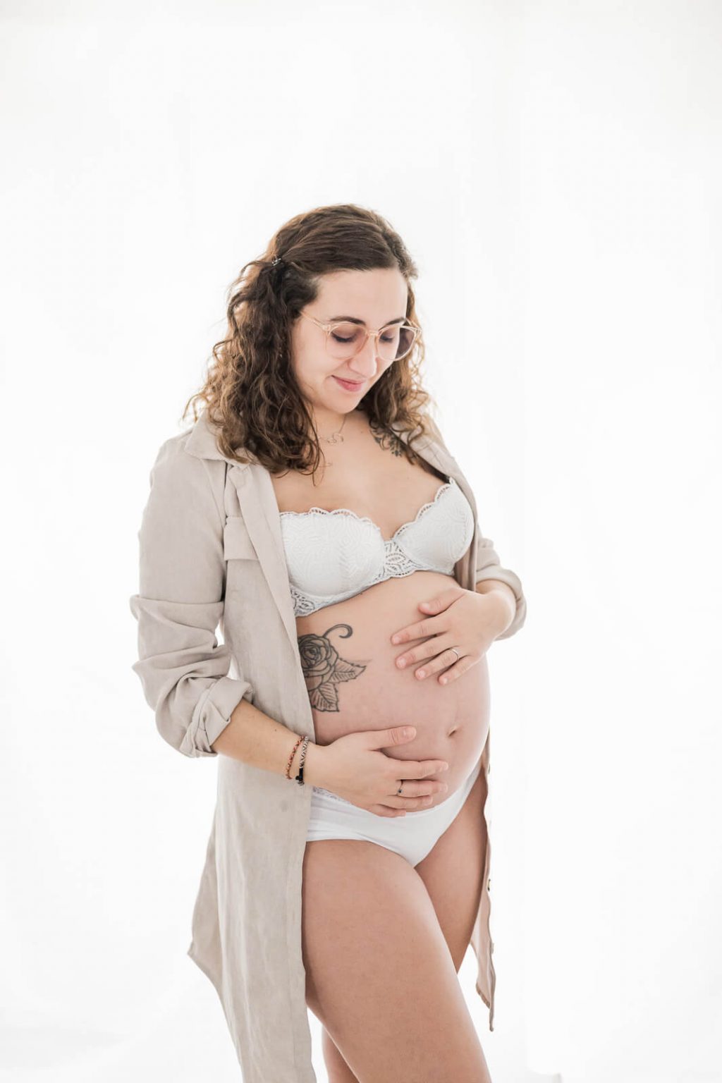 Séance photo de grossesse naturelle en studio à Toulouse