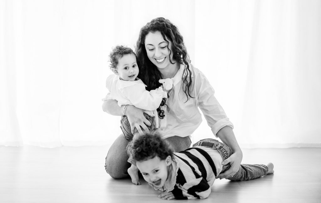 Photographie de mère et filles en famille en studio en lumière naturelle