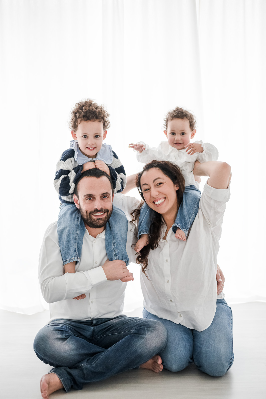 Séance photo en studio en famille en lumière naturelle à Toulouse