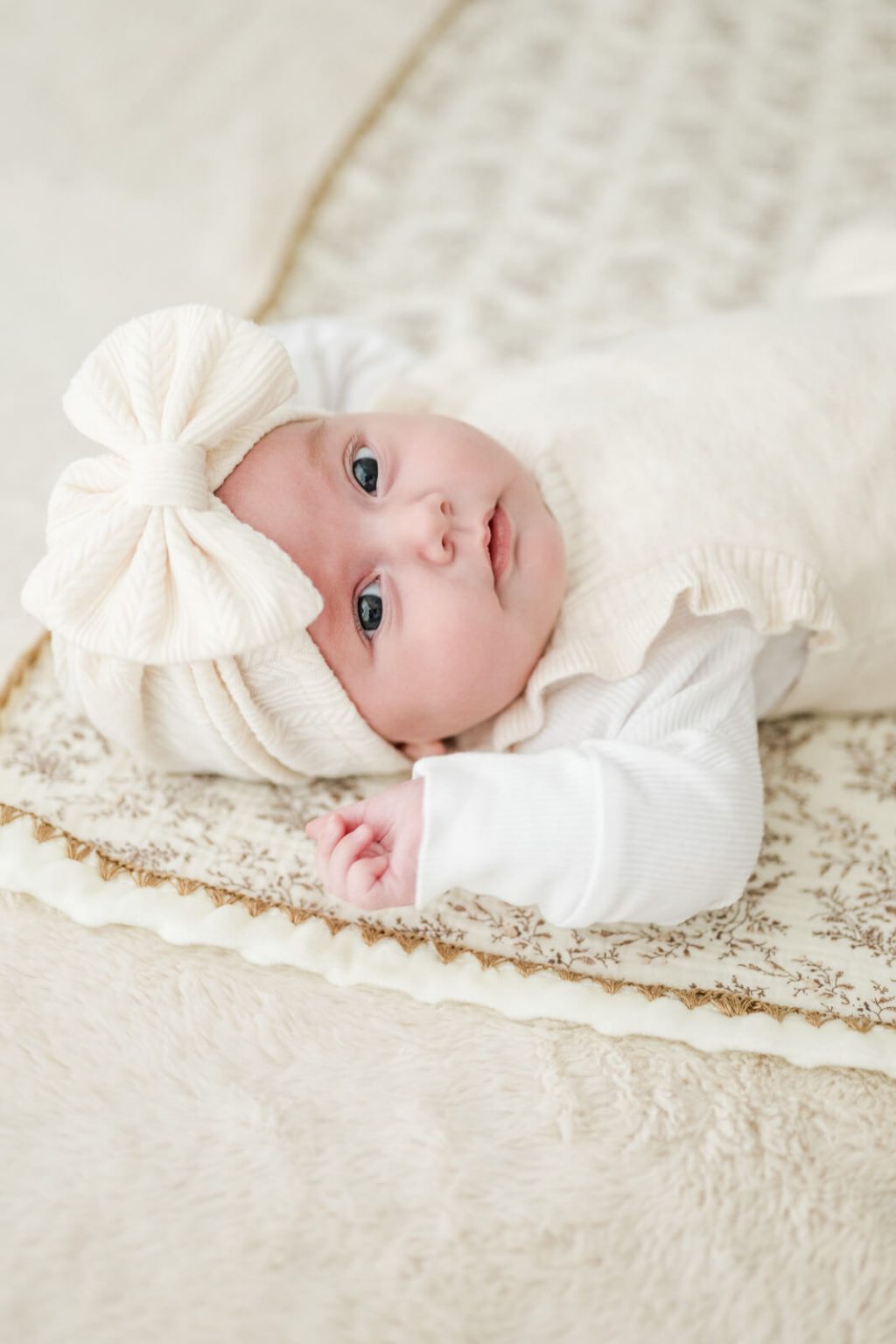 Séance photo de naissance en studio en lumière naturelle à Toulouse