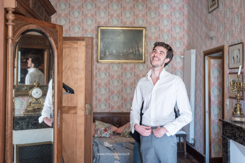 Les préparatifs du marié au château de Calaoué, le costume Toxan