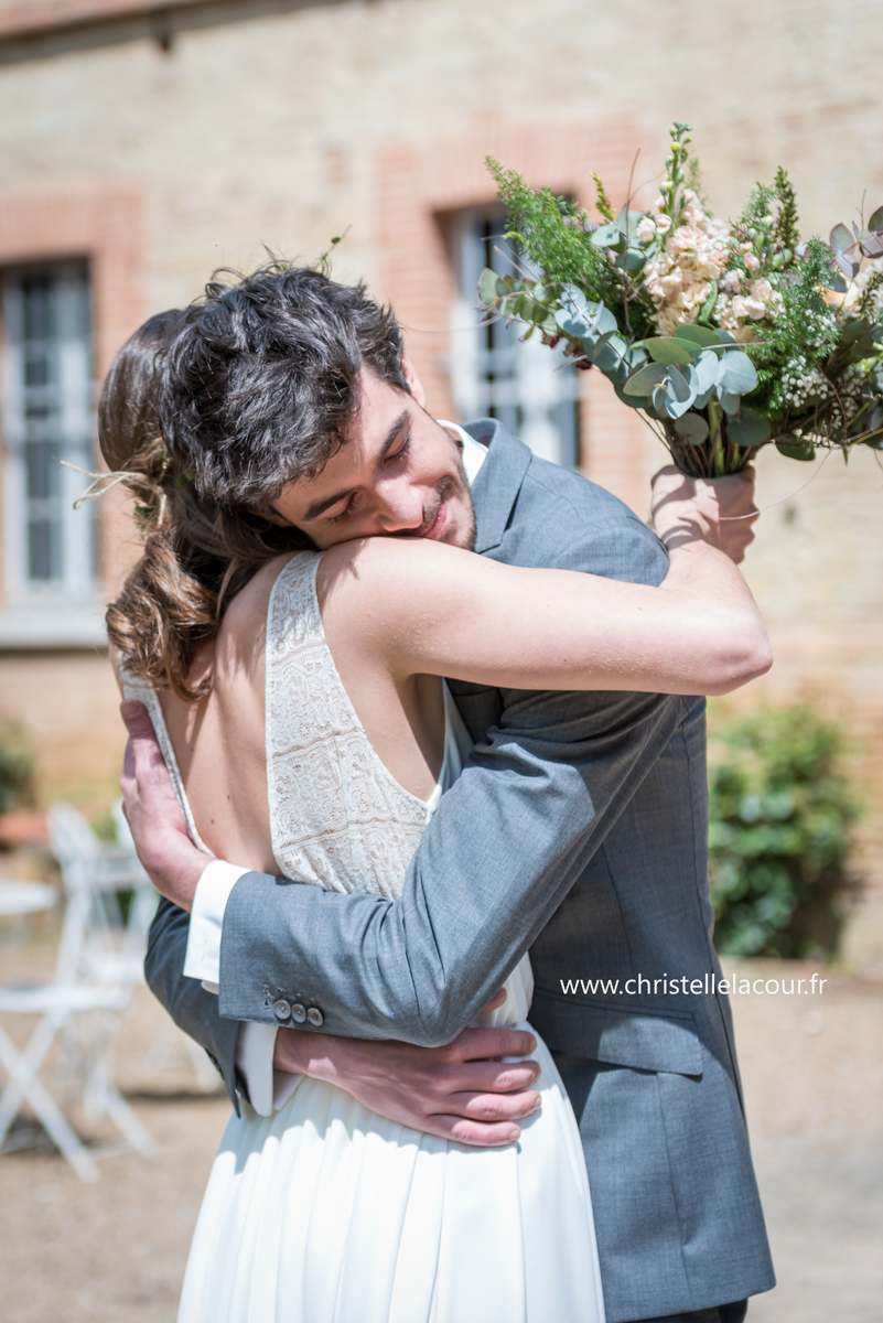 La découverte des mariés au château de Calaoué La découverte des mariés au château de Calaoué lors d'un mariage bohème rustique chic