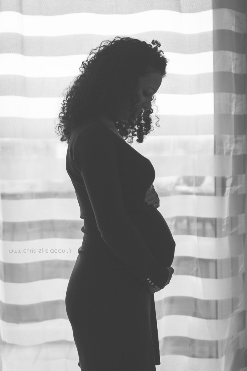 Séance grossesse à domicile à Toulouse, silhouette de femme enceinte
