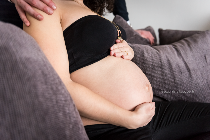 Séance grossesse d'hiver à domicile à Toulouse, ventre rond