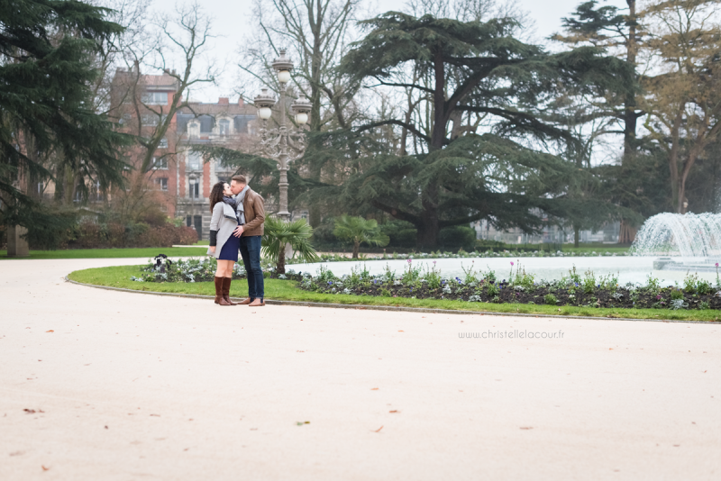 Séance grossesse d'hiver en extérieur à Toulouse au Grand Rond, photo de couple