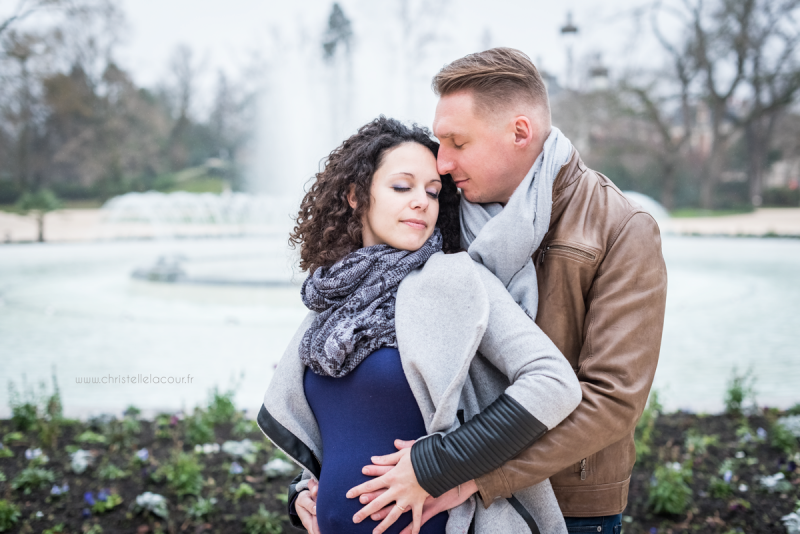 Séance grossesse d'hiver en extérieur à Toulouse au Grand Rond, photo de couple